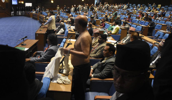 सांसद अमरेशकुमार सिंहद्वारा संसद् बैठकमा कपडा खोलेर विरोध